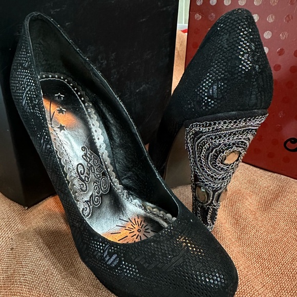 Naughty Monkey Black High-Heeled Pumps - Picture 6 of 8